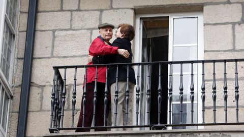 5 de abril, d�a 22 de confinamiento. La crisis del coronavirus supuso y a�n supone una dura prueba para la sociedad. No obstante, en medio de todo el pesimismo y miedo, Galicia ha hecho gala de la solidaridad e ingenio que caracteriza a su poblaci�n. Uno de los ejemplos m�s entra�ables tuvo lugar en Sanxenxo. Los vecinos de Sinda y Ceferino no quisieron que este matrimonio se quedase sin su fiesta de 50 aniversario de casados. El confinamiento ech� por tierra la celebraci�n familiar de sus bodas de oro, pero todos se vistieron de gala para felicitarlos desde sus balcones. La pareja incluso pudo bailar el vals en el balc�n.