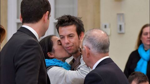 Miles de personas arropan a los padres de Gabriel en la capilla ardiente