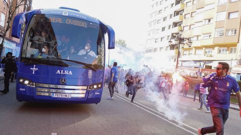 Aficionados del Real Oviedo despiden al equipo a la salida del hotel de concentraci�n antes del derbi asturiano