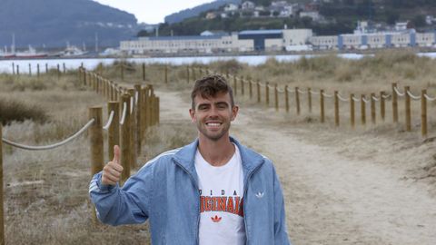 <span lang= gl >Adri�n Ben cita a La Voz no paseo mar�timo xunto � praia de Covas, un lugar onde se amorean as lembranzas para el. Os veci�os da vila viron medrar a s�a lenda no atletismo rodando neses empedrados.</span>
