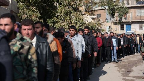 Decenas de sirios atienden el funeral de una v�ctima muerta a manos de Israel en Beit Jinn.