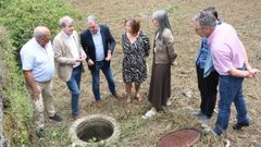 El delegado de la Xunta, Manuel Pardo, (segundo izda.) durante la visita a A Bola.