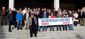 Los vecinos de Caranto�a que reclaman los montes de A Milleira y Os Gorreis se concentraron en la plaza.