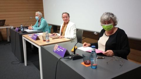 Carmen Suárez, Amelia Valcárcel y Ana González en la apertura de la XVIII Escuela Feminista Rosario de Acuña