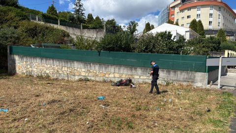 Un agente de la Polic�a Local de Arteixo camina hacia la moto accidentada.