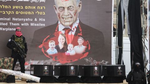 Ham�s entrega los cuerpos de cuatro rehenes muertos en una ceremonia propagand�stica