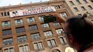 Un grupo de independentistas ha colgado una pancarta en contra del rey en la fachada de un edificio de la plaza de Catalu�a de Barcelona, donde se va a celebrar el acto central en recuerdo de las v�ctimas de los atentados del 17A. 