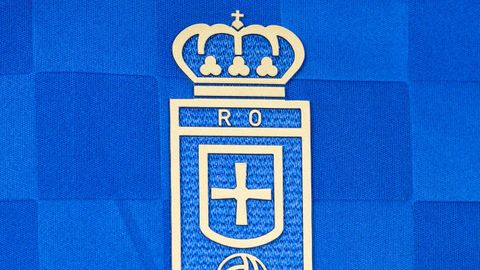 Escudo dorado de la nueva camiseta del Real Oviedo