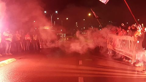 Trabajadores de Alcoa protestan en la planta de San Cibrao