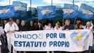 M�dicos durante la concentraci�n del colectivo ante el Hospital Universitario Central de Asturias (HUCA), en Oviedo, este martes