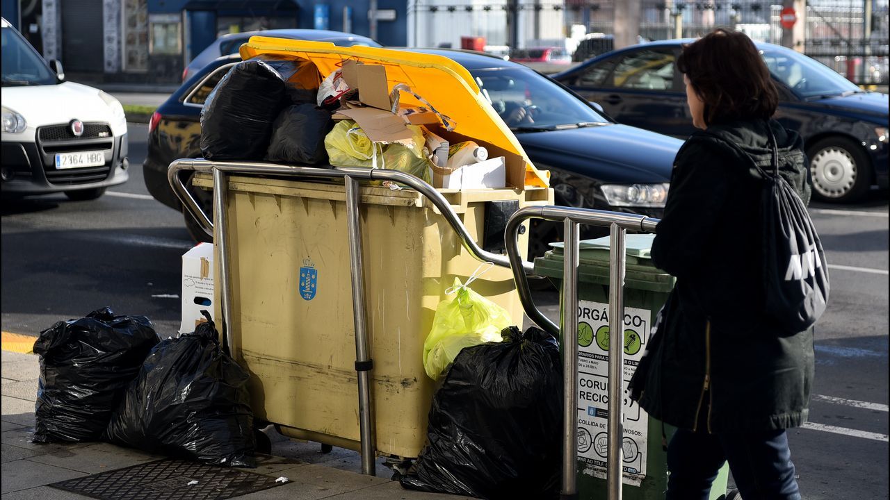 Catorce camiones averiados vuelven a dejar basura en las calles de A Coruña