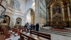 Un momento de la visita de Javier Arias a la iglesia de San Vicente do Pino, que permanece cerrada al p�blico desde el 2019