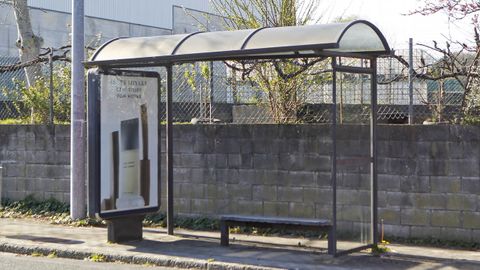 Muchas marquesinas como esta cercana al Hospital Naval de Ferrol sirven adem�s como soporte publicitario
