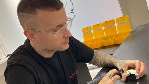 David Cortón trabajando una pieza.
