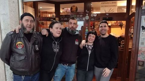 La dueña y otros amigos en el bar Princesa