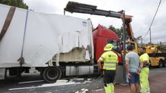 Un camin se queda atascado debajo del puente de Catoira a causa del GPS