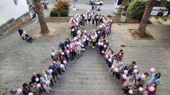 Foto de archivo de la creaci&oacute;n de un lazo&nbsp;humano solidario en Foz por el D&iacute;a Mundial contra el C&aacute;ncer de Mama