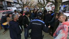 Un polic�a local explica a los feriantes las indicaciones del Concello