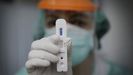 Imagen de archivo de un sanitario con un test del covid-19.