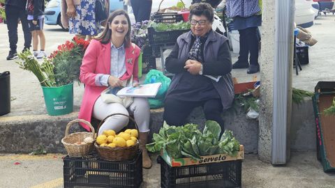 <span lang= gl >A alcaldesa e candidata do BNG en Moaña, Leticia Santos, cunha das mulleres vendedoras no mercado da alameda. </span>
