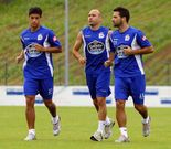 Salomo, Laure y Bruno Gama, entrenando ayer en Abegondo.