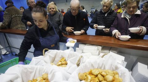 Reparto de bollitos preados y callos.