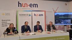 La directora de Fundaci�n Caja Rural de Asturias, Eva Pando; el presidente de Sodeco, Antonio Crespo; el presidente del Grupo Hunosa, Enrique Fern�ndez, y el director de Programas de Fundaci�n Bot�n, Javier Garc�a Ca�ete