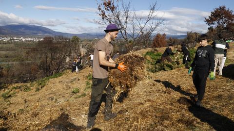 Alumnos de Vern y Xinzo participaron en la salida al monte.