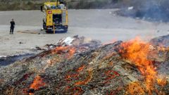 Vista este martes del incendio declarado en dos montones de residuos slidos de 3.000 metros cuadrados de superficie en el Centro de Tratamiento de Residuos de Cogersa, en Sern