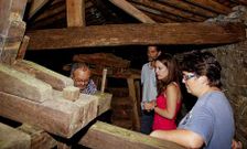 Directivos de Neria y t�cnicos comprueban el estado de los Bat�ns que abren hoy. 