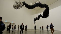 �Alumbramiento apresurado�, de Chen Zen, un drag�n recreado con neum�ticos de bicicletas