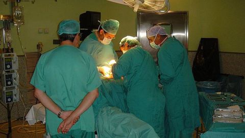 Una operaci&oacute;n en el hospital de Sagunto en una imagen de archivo