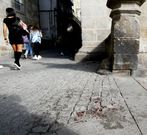 El herido dej� un reguero de sangre en la plaza. 
