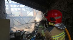 Las fotos del incendio que destruy una casa enrestauracin en A Pobra do Brolln