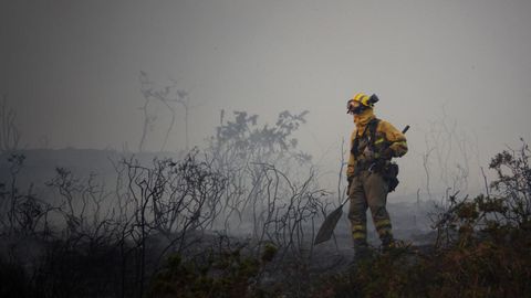 Bomberos de Asturias trabajan para extinguir las llamas en un incendio forestal en una imagen de archivo