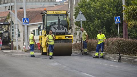Operarios durante los trabajos de asfaltado en la avenida de Bos Aires, en Pontevedra