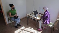 Una enfermera toma los datos de una mujer antes de vacunarla en Monforte