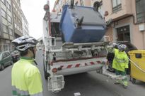 Operarios de Urbaser durante el servicio de recogida de papel y cart�n, en foto de archivo. 