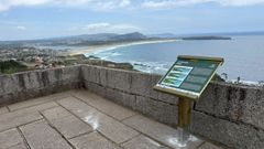 El panel instalado en el mirador de O Para&ntilde;o, en Valdovi&ntilde;o, con la playa de A Frouxeira al fondo