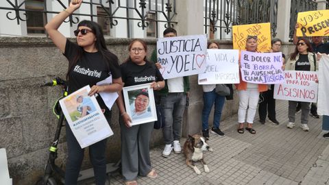 La madre de Quispe (segunda por la izquierda) se concentr� antes del inicio del juicio con amigos y familiares para exigir justicia para su hijo