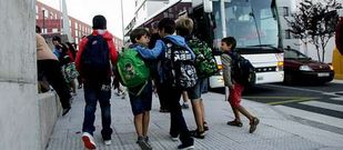 Casi la mitad del alumnado del centro es transportado este curso en cinco autobuses.
