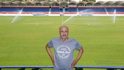 Jos� Carlos Rodr�guez, alias Pichi, posa en las gradas del estadio de O Couto.