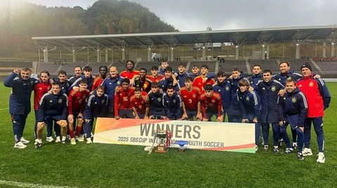 El canterano del Celta Andr�s Anta��n celebra el triunfo con sus compa�eros de la selecci�n espa�ola sub-19
