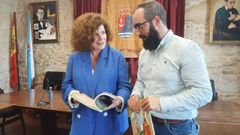 Rivas y Bustelo, en el sal�n de plenos de la casa consistorial rianxeira.