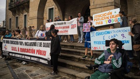 Concentraci�n frente a la casa consistorial de Noia.