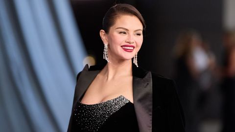 Selena Gómez optó por un Armani Privé en terciopelo y con escote con minicristales