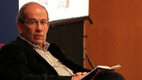 Javier Echeverr�a,  coautor de la obra