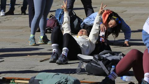 Un grupo de peregrinos se toma fotos en el Obradoiro.