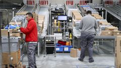 Las cintas transportadores env�an las cajas en funci�n del destino