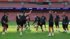 Jugadores del Atl�tico de Madrid, durante la sesi�n de entrenamiento previa al encuentro de Champions League.